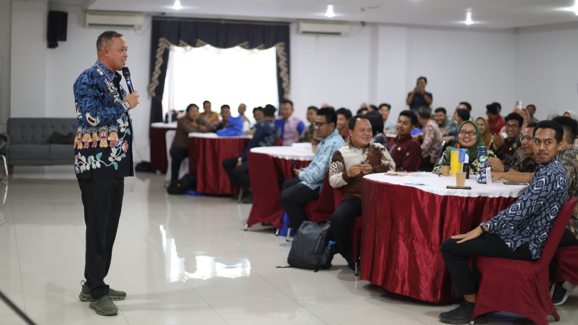 Wali Kota Bekasi Tri Adhianto saat memberikan arahan dalam kegiatan Peningkatan Kapasitas Admin Pengelola Media Sosial (20/08/2026)