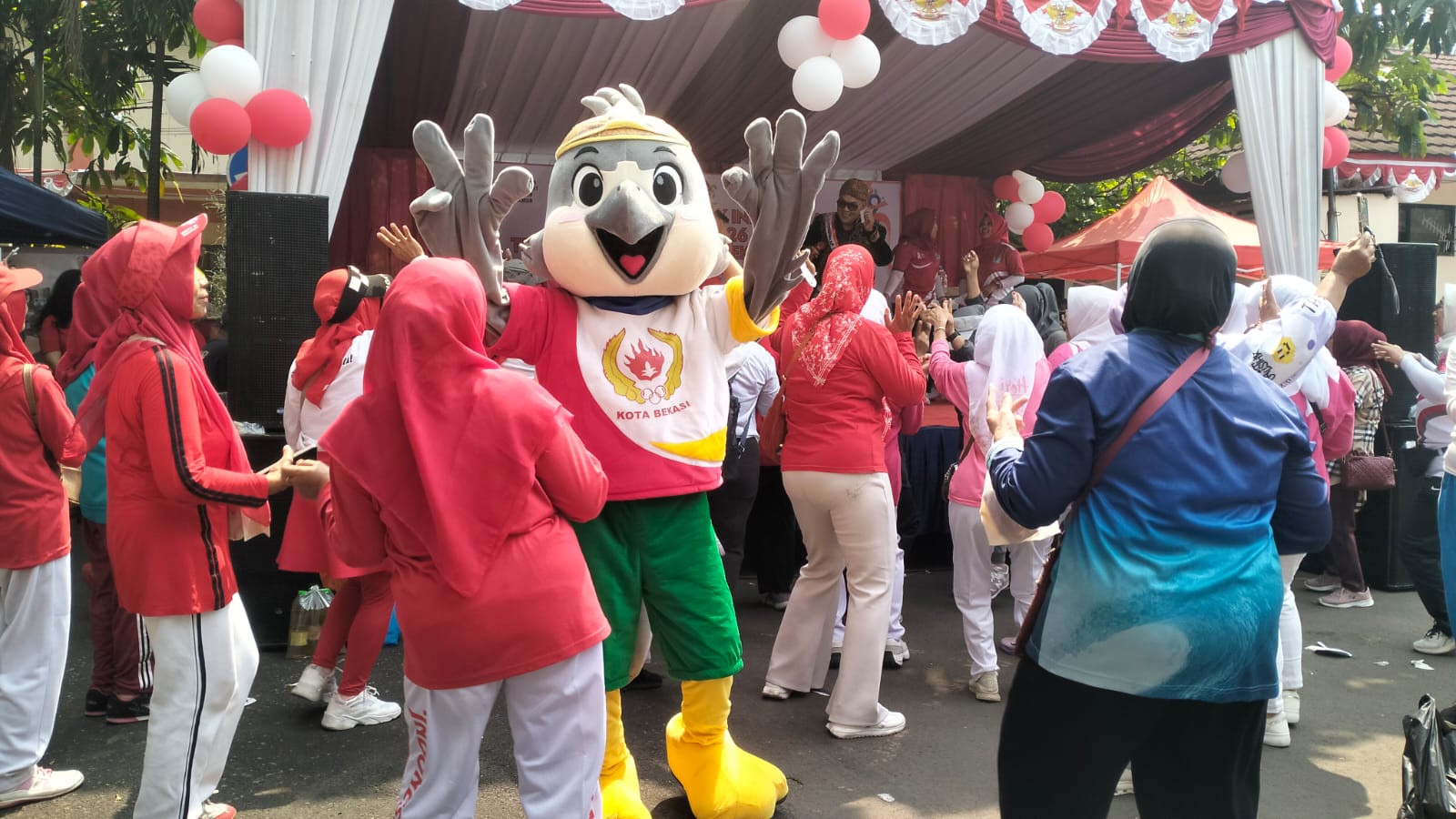Walker membaur dengan peserta selebrasi HUT RI 81 di Kota Bekasi