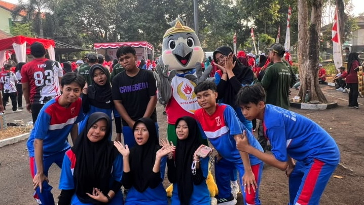 Walker membaur dengan peserta selebrasi HUT RI 81 di Kota Bekasi